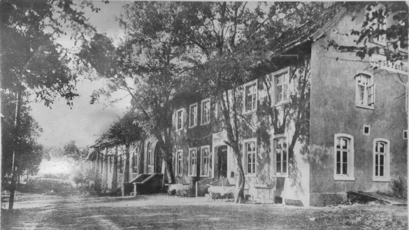 Der Gasthof zum Donoperteich im Jahr 1915. "Logis und Pension" ist an der Stirnseite (rechts) zu lesen. - © Repro: Heike Falk-Kreisherr