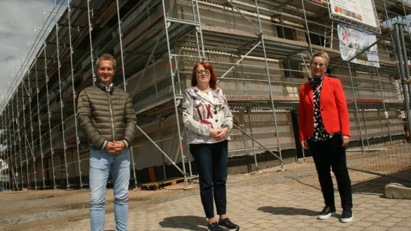 Freuen sich &uuml;ber den Baufortschritt an der &bdquo;Seniorenresidenz Extertal": (von links) Holger Johannesmann (Projektleiter Lindhorst Gruppe), Gisela Polensky (k&uuml;nftige Hausleitung) und Susanne Thon (Gesch&auml;ftsf&uuml;hrung Betreiber Mediko Pflege- und Gesundheitszentren) - &copy; Sylvia Frevert