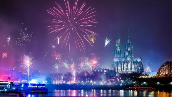 Feuerwerk - &copy; Foto: Christophe Gateau/dpa