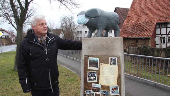 F&uuml;r den neuen Ortsb&uuml;rgermeister von Elbrinxen, Wolfgang Siefert, ist das Denkmal, das an die Schweinerennen in den 80ern erinnert, Synonym f&uuml;r eine starke Dorfgemeinschaft. Auch das Schwein tr&auml;gt in der Corona-Pandemie Maske, das ist klar.&nbsp; - &copy; Silke Buhrmester(LZ)