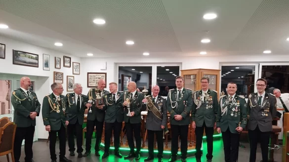 Abschie&szlig;en am Schie&szlig;stand in B&ouml;singfeld mit (von links) Matthias Meierkordt, Uwe Meierkordt, Walter H&ouml;rdemann, Rolf Heitkamp, Tobias H&ouml;rdemann, Torsten Dreier (Hauptmann der 4. Kompanie), Gerd Lahrmann, Mario Rehmsmeier (stellvertretender Pr&auml;sident), Pr&auml;sident Lutz Brakemeier, Oberst Stefan Korbach und Sportleiter Christopher Beni. - &copy; Sch&uuml;tzengesellschaft B&ouml;singfeld