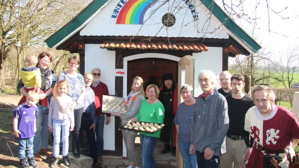 Gleich wird gebacken: Unter Leitung von Bruno Rischmüller-Affeldt (Vierter von rechts) ist im Pfarrgarten der evangelisch-reformierten Kirchengemeinde Heiden ein Backhaus entstanden, das künftig für Begegnungen aller Art genutzt wird. - © Wolfgang Becker(LZ)