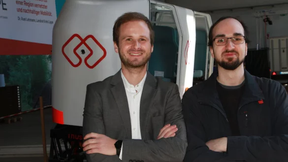 Sie untersuchen die Wirtschaftlichkeit der Monocabs: Professor Dr. Benedikt Latos (links) und sein Kollege Feried Al-Hamdawi. - © Martin Hostert