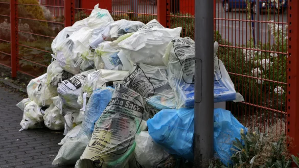 Gef&uuml;llte Gelbe S&auml;cke: Dort geh&ouml;ren unter anderem Verpackungen aus Kunststoff hinein. - &copy; Bernhard Preu&szlig;