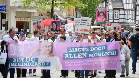 Die Botschaften sind unmissverst&auml;ndlich: Die Teilnehmenden des Protestzuges durch die Fu&szlig;g&auml;ngerzone fordern mehr Teilhabe und Barrierefreiheit f&uuml;r Menschen mit Behinderung in Lippe. - &copy; Nicole Ellerbrake