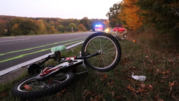 Ein Auto ist auf der Bad Meinberger Stra&szlig;e nahe Fissenknick in eine vierk&ouml;pfige Familie gerast, die auf dem Fahrrad in Richtung Fissenknick unterwegs war. - &copy; Seda Hagemann
