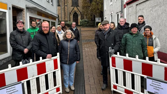 Hier lief es noch: Geladene Gäste aus Politik und Gesellschaft bei der Eröffnung des aufwendig umgestalteten Kirchplatzes in Schötmar Ende 2023. Das war die erste große bauliche Maßnahme aus dem „Masterplan". - © Stadt Bad Salzuflen