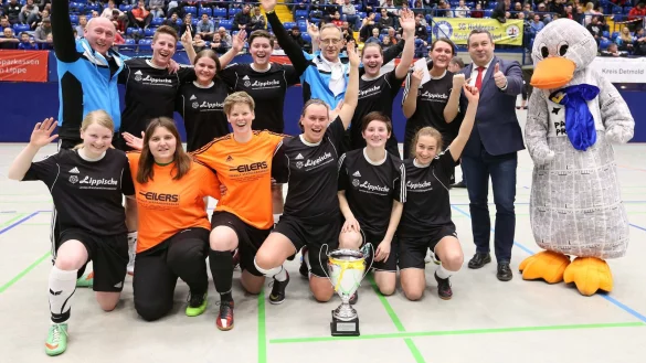 Happy: Erster Gratulant der Frauen des FC Donop-Voßheide war Landrat Dr. Axel Lehmann (neben Paula Print). - © Paul Cohen