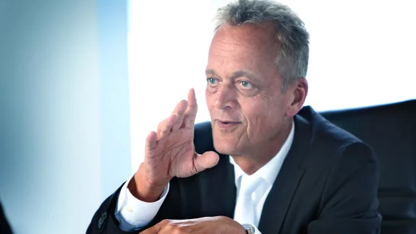 Ersch&uuml;ttert: Der Bielefelder Anwalt Peter W&uuml;ller arbeitet gerade die Anklageschrift durch. - &copy; Sarah Jonek