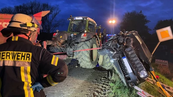 Fast wäre der Jeep in die nebengelegene Baugrube gestürzt. - © Freitag TV