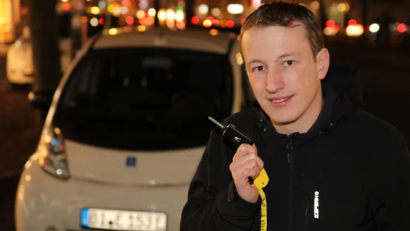 Testfahrer: Franz Purucker und sein Peugeot iOn. - &copy; Stefan Boes