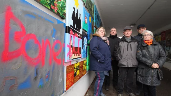 Mit Farbe sind Bilder im &bdquo;Bunten Tunnel" bespr&uuml;ht worden. Manche sind nicht mehr zu retten, beklagen (von links) Nadine Reineke und Hubertus Fricke von der Gemeinde Extertal, Heinrich Sch&auml;fer und Fred Piechnik vom Heimat- und Verkehrsverein B&ouml;singfeld und K&uuml;nstlerin Edith Hausst&auml;tter. - &copy; Jens Rademacher