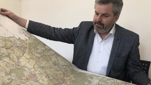 Dirk Becker studiert den neuen Regionalplan mit einiger Skepsis. Mit den anderem lippischen B&uuml;rgermeistern ist er sich einig: Es sind zu wenige Wirtschaftsfl&auml;chen ausgewiesen. - &copy; Martin Hostert
