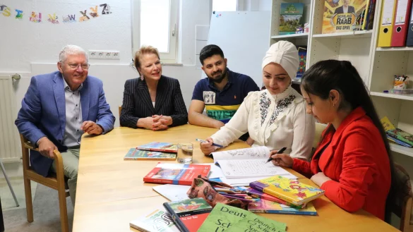 Helmut Becker (links) und Prof. Dr. Ulrike Dettmers schauen sich an, wie das neue "Buddy-Konzept" der Kinderschutzbundes läuft. Die beiden Buddys Srour Khalaf (Mitte) und Shireen Khalaf lernen gemeinsam mit Nalin Alahmad (rechts), damit sich ihr Deutsch verbessert. - © Alexandra Schaller