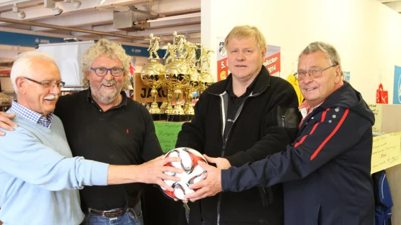 Treff r&uuml;stiger Fu&szlig;ball-Rentner: Unser Bild zeigt von links Herbert &bdquo;Juppi&ldquo; K&ouml;nig, Michael Pyka, Hermann Feldscher und Horst Reinisch. - &copy; Dietmar Welle