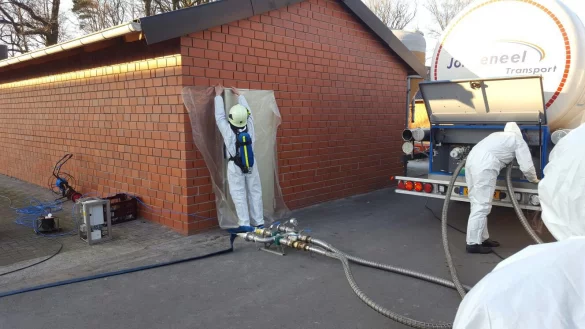 Schutzma&szlig;nahmen gegen die Gefl&uuml;gelpest: Das Bild zeigt die Vorbereitungen f&uuml;r die vorsorgliche T&ouml;tung von 200.000 Junghennen. - &copy; Kreisveterin&auml;ramt Paderborn