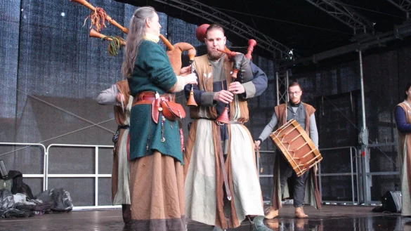 Mit einer Klangmischung aus Dudelsack, Trommel und Violine l&auml;sst die Band &bdquo;Unvermeydbar" das Publikum in die Welt des Mittelalters abtauchen. - &copy; Michaela Wei&szlig;e