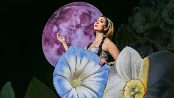 Poppiges B&uuml;hnenbild: Emily Dorn singt sich als stimmlich strahlende Julia in &bdquo;Der Vetter aus Dingsda" in die Herzen der Zuh&ouml;rer. - &copy; Landestheater/Jochen Quast