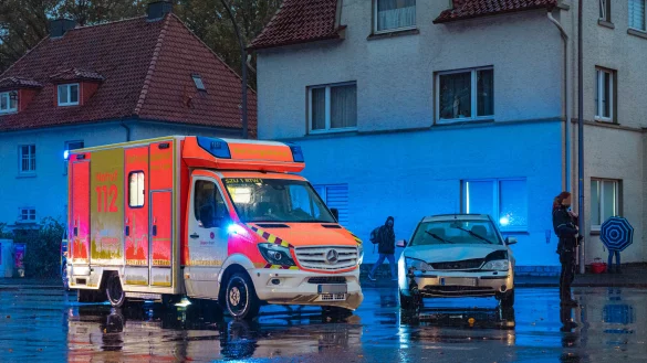 Auch Rettungswagen müssen repariert werden - wie hier in Detmold nach der Kollission mit einem Ford Mondeo im November 2023. Problematisch wird es, wenn neu bestellte Fahrzeuge gar nicht erst ankommen. Das Thema kostet den Kreis Lippe viel Kraft. - © Freitag TV