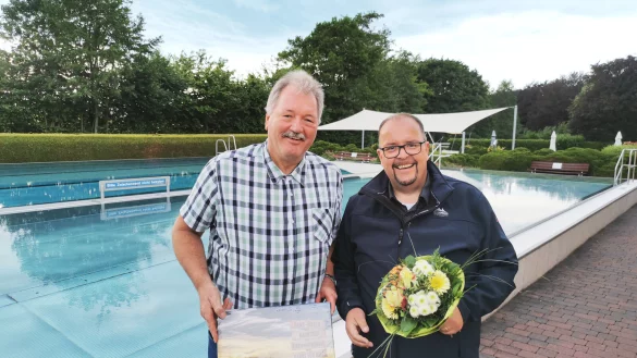 Der neue Stadtsportverbandsvorsitzende Alexander Lipke (rechts) und Willi D&uuml;wel, Vorsitzender des Sportausschusses, stehen an dem ungew&ouml;hnlichen Sitzungsort im Freibad Barntrup vor dem neuen Sonnensegel. Sie wollen zum Wohle des Sports in Barntrup eng zusammenarbeiten. - &copy; Sylvia Frevert