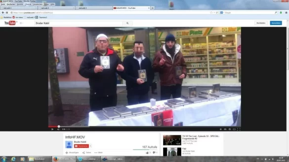 Drei Islamisten verteilen in Herford Korane. Rechts ist der Herforder Islamist Murat D. zu erkennen. - &copy; Youtube