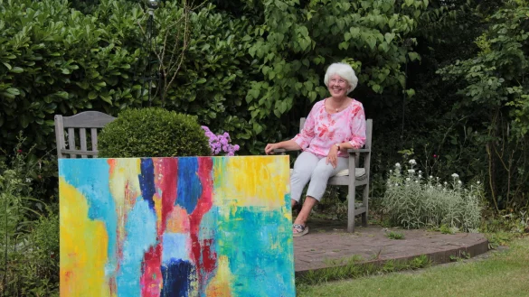 Das Bild "Abenteuer Farben" hat Irena Kyeck erst in diesem Jahr gemalt. Sie wird es bei ihrem Offenen Atelier Ende August zeigen, wie viele andere Werke ebenfalls. Auch der Garten des Hauses wird als Ausstellungsfl&auml;che einbezogen. - &copy; Carolin Brokmann-F&ouml;rster