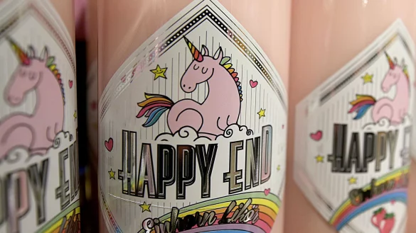 Einhorn Likör steht in einem Supermarkt. Einhörner werden nach Ansicht mehrerer Branchenexperten nicht mehr lange auf alle möglichen Produkte gedruckt. - © dpa