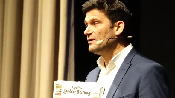 Betonte den Wert der Realitätsspiegelung und las in der Garderobe die lokale Tageszeitung, also die LZ: Kabarettist Christian Ehring aus Düsseldorf. - © Axel Bürger