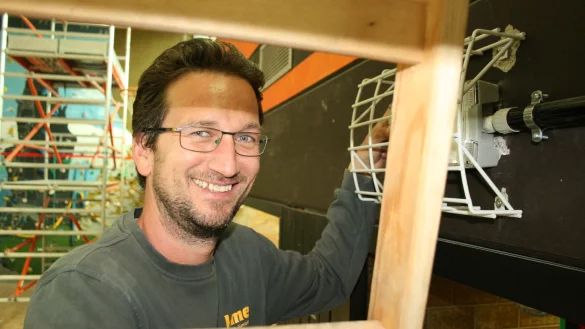 Letzte Arbeiten an der Alverdisser Mehrzweckhalle: Elektro-Installateur Peter Ilmert installiert die ebenfalls erneuerte Notbeleuchtung. - &copy; Sylvia Frevert