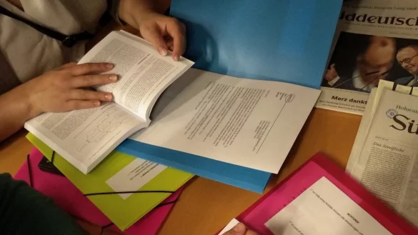 Besucher rätseln beim Escape-Game bei der Nacht der Bibliotheken in der Lippischen Landesbibliothek. - © TH OWL