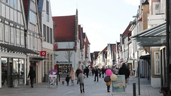 Vor den restriktiven Ma&szlig;nahmen aufgrund des Corona-Virus war die Lemgoer Mittelstra&szlig;e - wie auf dem Foto - gut besucht. Nun haben sich Handel und Gastronomie neue Wege &uuml;berlegt, um mit ihren Kunden in Kontakt zu bleiben. - &copy; Archivfoto: Carolin Brokmann-F&ouml;rster