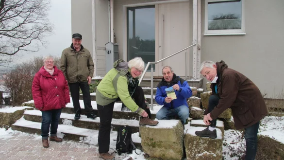 Schn&uuml;ren symbolisch die Wanderschuhe: Gerhard Stemmler, Helmut Schilling, die Wanderf&uuml;hrer Ulrike Jodeleit, Wolfgang und Brigitte Bomsdorf, die neben anderen zum Wanderbuch beitrugen (von rechts). - &copy; Dieter Asbrock