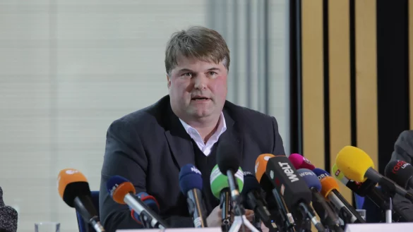 Auf einer Pressekonferenz Anfang Februar hatte sich der Landrat noch vor seine Mitarbeiter gestellt - jetzt sind interne Untersuchungen eingeleitet worden. &nbsp; - &copy; Jannik Stodiek