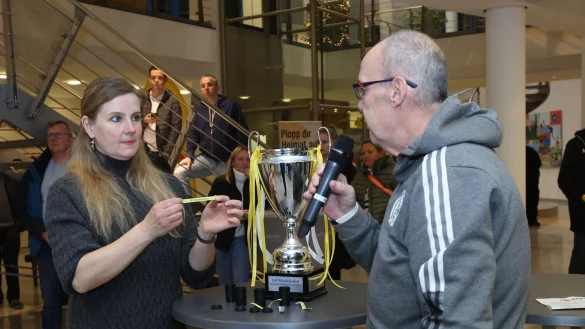 Alexandra Schmidt-Kabatas von der LZ mit Hartmut Tegeler, Vorsitzender des Detmolder Kreisfußball-Ausschusses. - © Paul Cohen