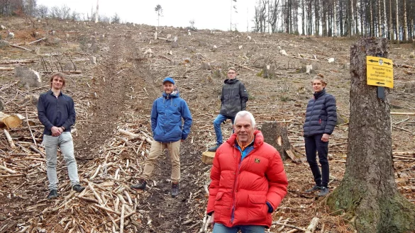 Die Fahrt &uuml;ber Stock und Stein ist ihr Hobby. Daf&uuml;r m&ouml;chten (von links) Christian G&ouml;ring, Gr&uuml;ndungsmitglied des Moutainbikevereins Bielefeld, Tobias Hagenb&auml;umer vom Vorstand des Vereins sowie die Mountainbiker Finn-Ole Koch, Willi W&auml;chter und Bjarne Wohlfahrt eine Strecke auf dem T&ouml;nsberg haben. - &copy; Gunter Held