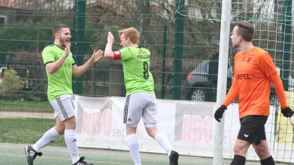 Jubel nach dem 1:1: Dorian Fries (links) gratuliert Torsch&uuml;tze Ingo Schmitz. Mastbruchs Keeper Jonas Kell konnte den Treffer nicht verhindern. - &copy; Sebastian Lucas