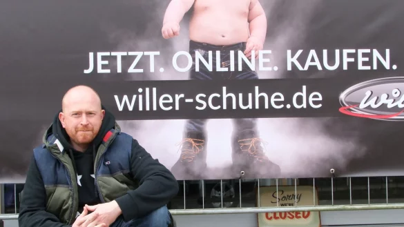 Schwere Zeiten vor der T&uuml;r: Jan Willer. - &copy; Axel B&uuml;rger