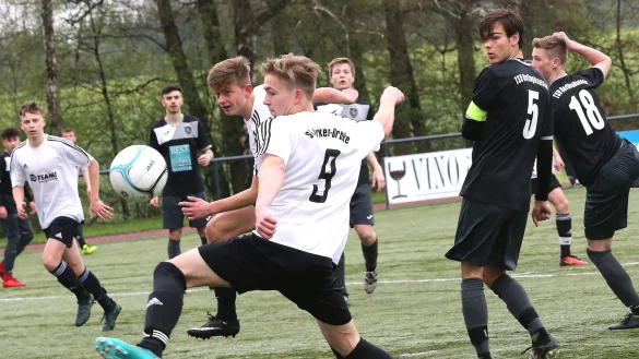 Abgezogen: Marlon H&ouml;fer (helles Trikot, im Hintergrund) schie&szlig;t an seinem Jerxer Mannschaftskameraden Julian Drews vorbei aufs Oerlinghausener. TSV-Kapit&auml;n Moritz Wernicke und Leon Schrenke (rechts) schauen zu. Im B-Junioren-Lipperderby siegte Jerxen-O. 1:0. - &copy; Paul Cohen