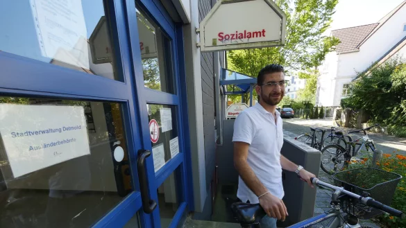 Der Praktikant kommt mit dem Fahrrad: Um Asylsuchenden in den verschiedenen Unterk&uuml;nften zu helfen, ist der Syrer Hadi Ghali viel unterwegs. - &copy; Jost Wolf