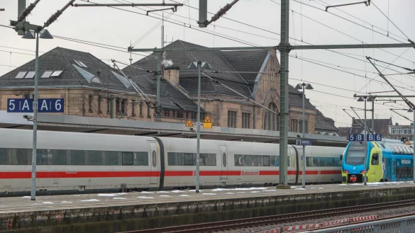 Auf der Schiene rollt am Wochenende in Bielefeld nichts mehr. Die Geschäfte im Bahnhof haben geöffnet. - © Andreas Zobe