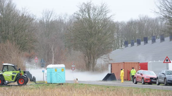 Ein Gro&szlig;aufgebot an Einsatzkr&auml;ften war an der Br&uuml;ckenstra&szlig;e in Lashorst im Einsatz. Im Stall wurde Gefl&uuml;gel gekeult. - &copy; Joern Spreen-Ledebur