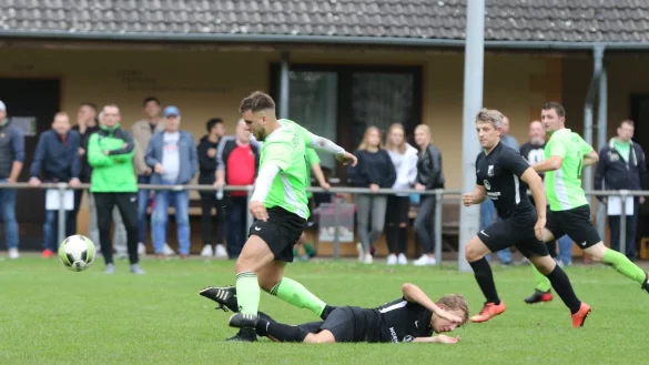 Bauchlandung: In dieser Szene behauptet sich Sportfreunde-Akteur Maik Fehse gegen G&auml;stespieler Nils Rayczik. - &copy; Oliver K&ouml;nig