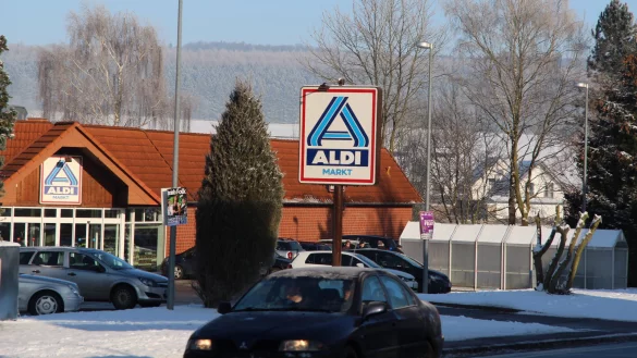 Abriss und Neubau: Aldi will auf der Fläche hinter dem bestehenden Markt auf der Pivitswiese an der Alverdisser Straße neu bauen. Der künftige Markt soll etwa 300 Quadratmeter mehr Verkaufsfläche haben als der bestehende. - © Karl-Heinz Krull