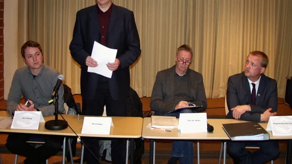 Maik Böhmig (Schulverwaltung der Stadt Lemgo), Gutachter Markus Denker, Schulleiter Dr. Eike Stiller und Bürgermeister Mario Hecker (von links). - © Wulf Daneyko