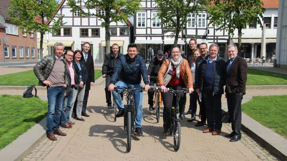 Startbereit: Fahrradh&auml;ndler B&uuml;nyamin Dede und Silke Schweppe (vorn) sowie Matthias B&auml;hr und Dirk Bl&ouml;baum von Lemgo Marketing (hinten, von links) schwingen sich schon mal aufs Rad. Die Organisatoren freuen sich auf viele Teams. - &copy; Marlen Grote
