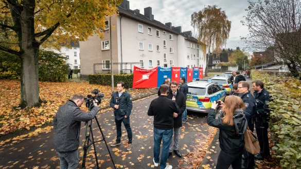 Gro&szlig;es Medieninteresse vor dem Tatort. Ein Absperrzaun soll Neugierige abhalten. - &copy; Torben Gocke