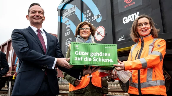 G&uuml;terzug mit automatischer Kupplung - &copy; Foto: Fabian Sommer/dpa