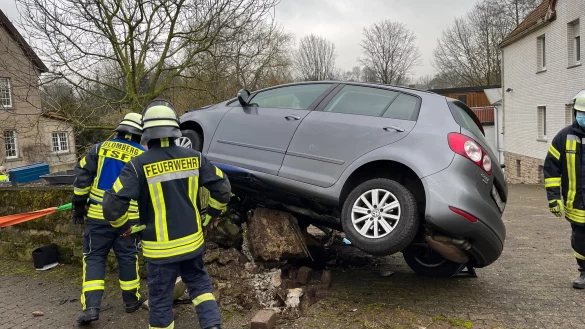 Ein Golf plus ist mit hoher Geschwindigkeit in eine Mauer gefahren. - &copy; Freitag TV