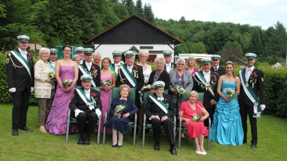 Gekr&ouml;nte H&auml;upter: Majest&auml;ten aus sechs Jahrzehnten feiern beim Jubil&auml;um des Sch&uuml;tzenvereins Siekholz mit. - &copy; Iris Liebig