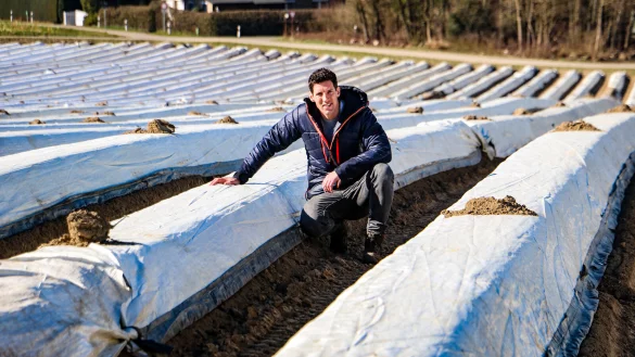 Constantin von Laer zwischen den Spargel-Dämmen unweit des Familienhofs an der Senderstraße. Der 38-Jährige rechnet in diesem Jahr mit einer Qualität des königlichen Gemüses. - © Daniel Salmon